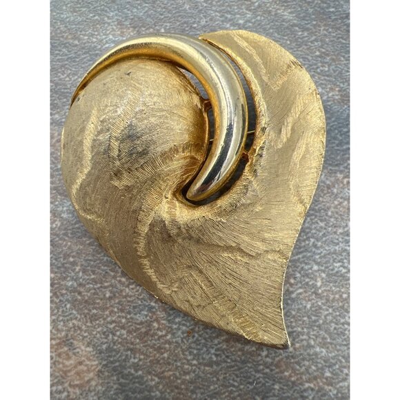 J J Puffy Heart Brooch Pin Large Brocade Textured Abstract Vintage Gold-Tone - Picture 1 of 7